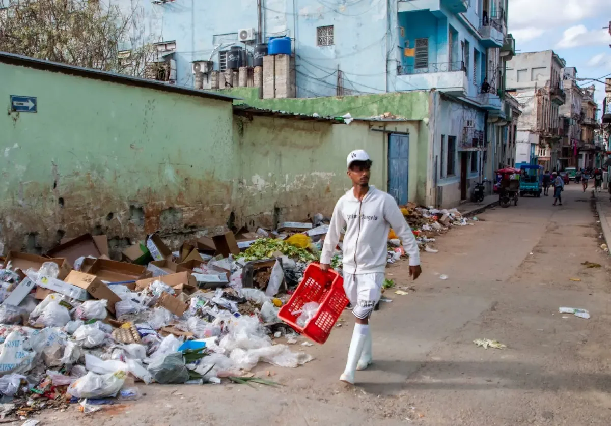 La sociedad cubana sigue adelante con cultura y comercio a pesar de las dificultades actuales.