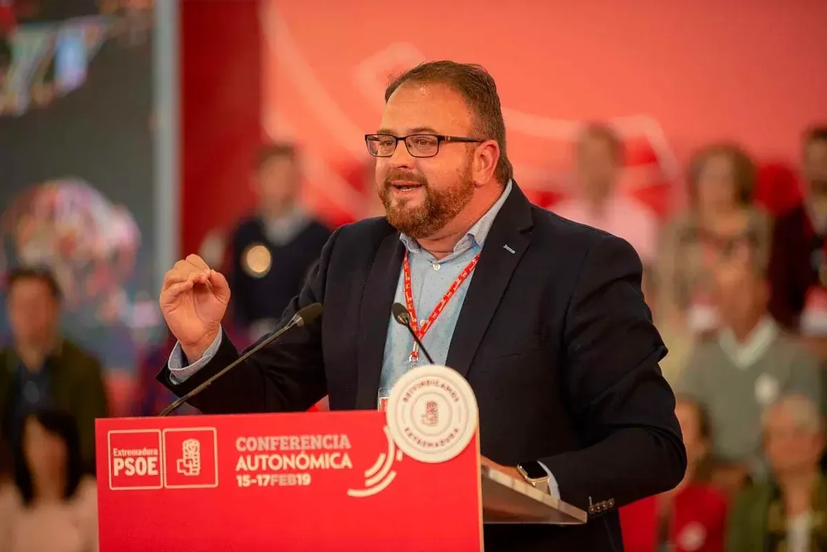 La sucesión de Miguel Ángel Gallardo genera tensiones y críticas entre socialistas extremeños.