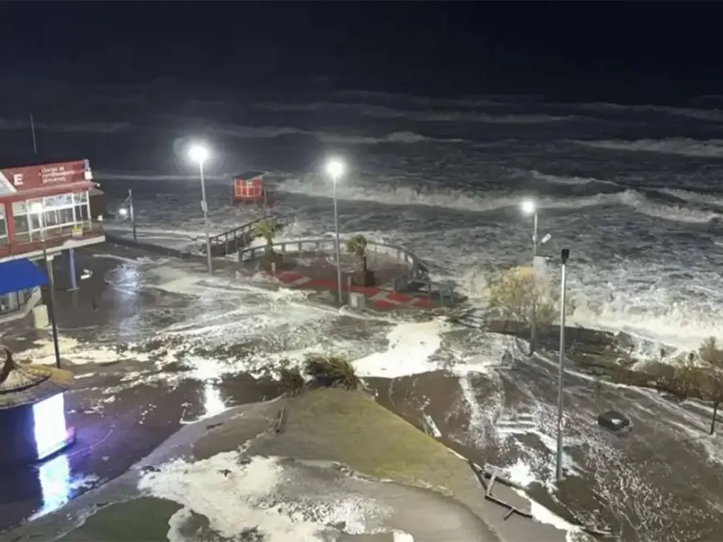 El temporal desbordó la Costanera, afectando severamente a vecinos y comerciantes de la zona.