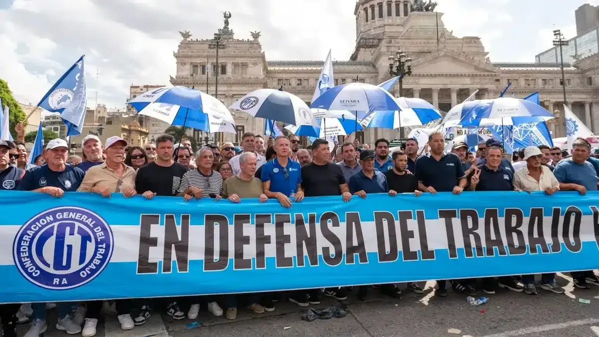 La suspensión de 82 artículos resalta el debate sobre la constitucionalidad de la reforma laboral en Argentina.