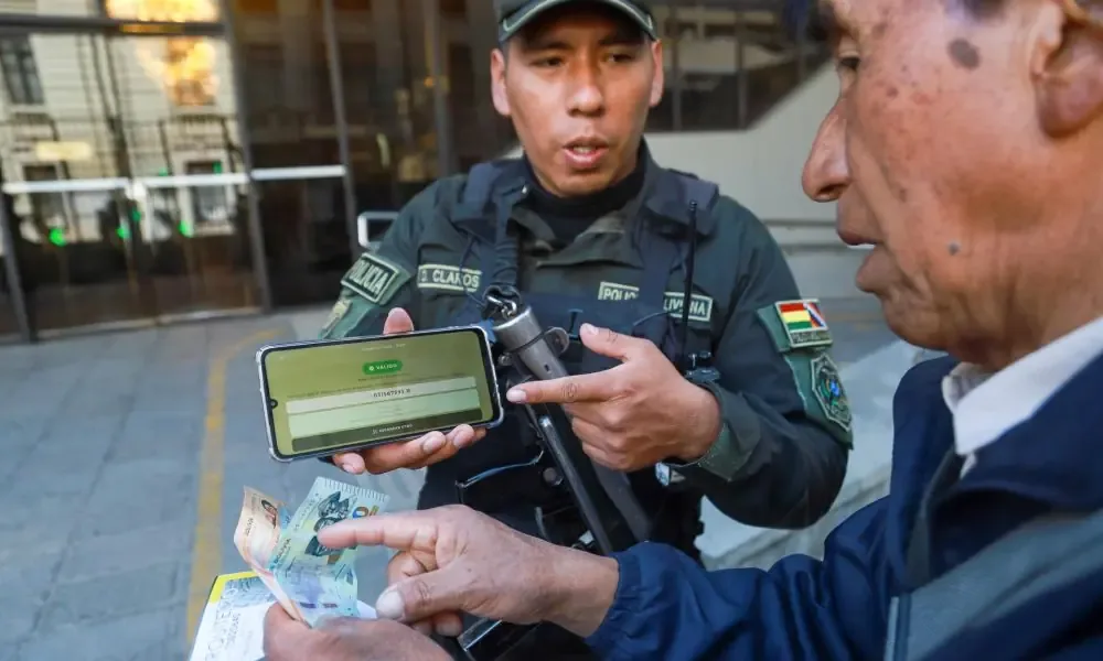La suspensión de circulación de billetes tras el siniestro causa caos en La Paz.