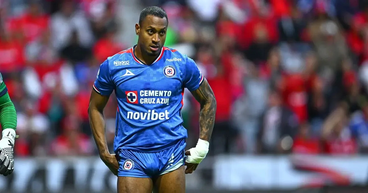 La suspensión del capitán afectará las estrategias defensivas del equipo en el partido contra Monterrey.