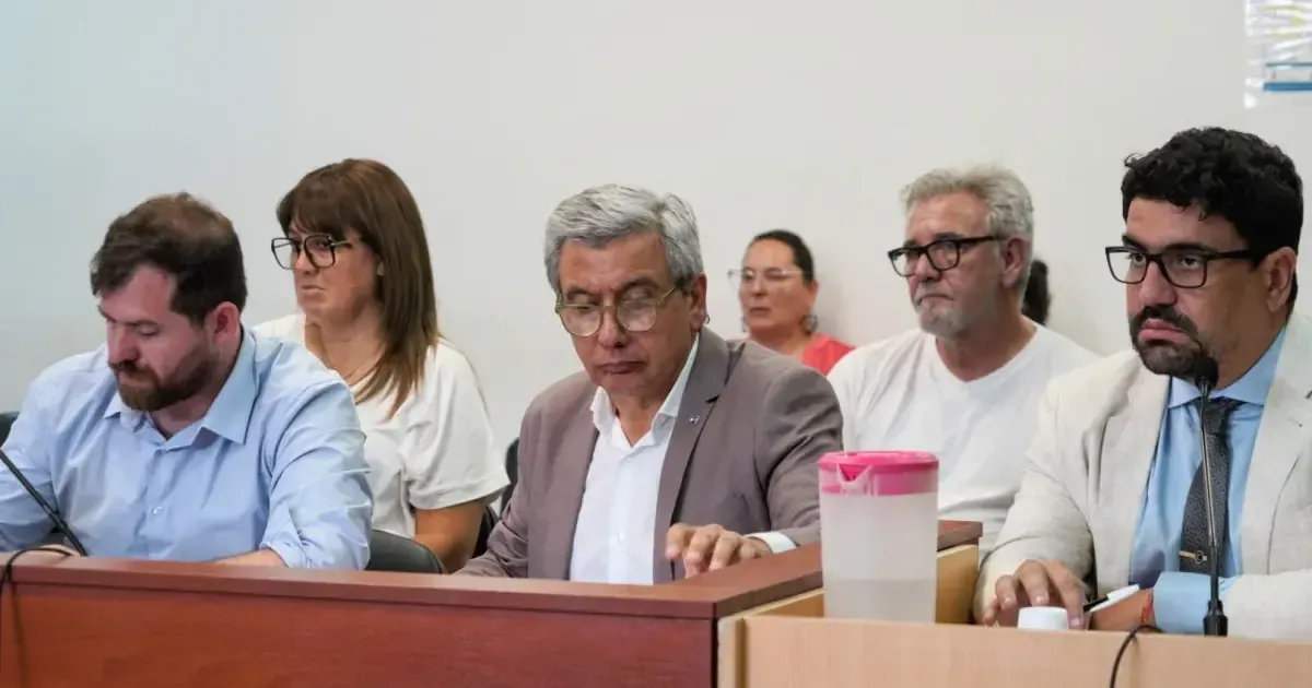 La suspensión se debe a la exclusión de la querella en un caso de defraudación contra la administración pública.
