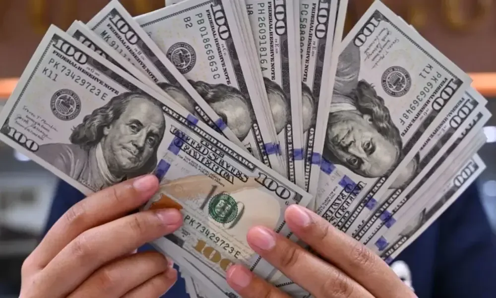 La tasa de cambio del dólar en Venezuela muestra un leve incremento, impactando la economía local.