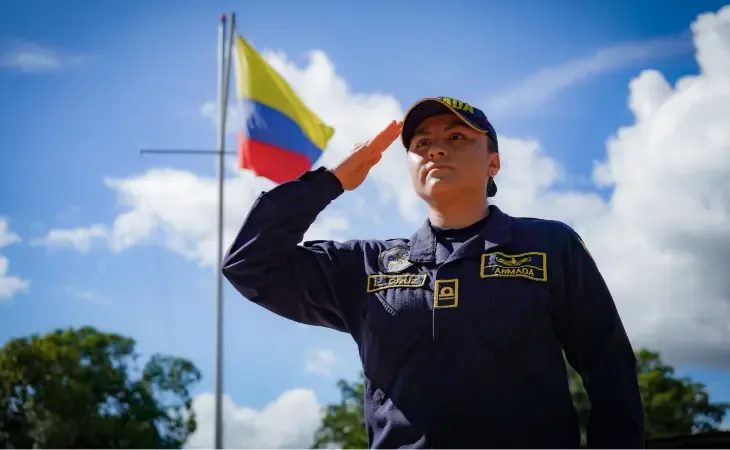La comandante lota su liderazgo entre mujeres Infantes de Marina en un contexto desafiante.