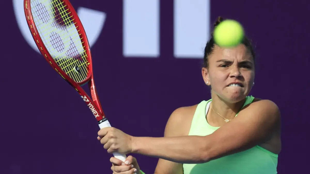 La tenista italiana destaca en el torneo, mientras que Paula Badosa se retira por lesión.
