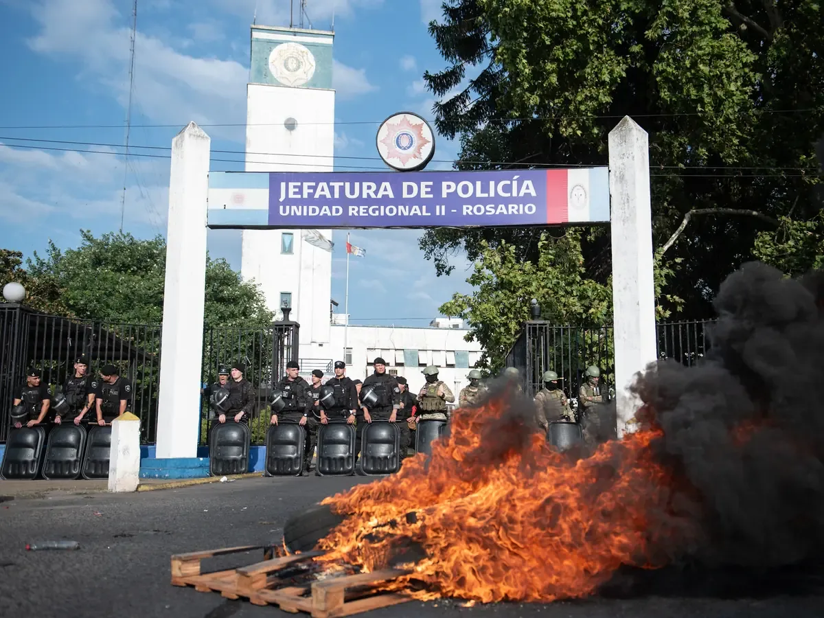 La tensión por el reclamo salarial y las mejoras laborales en la Policía de Santa Fe llega a su punto crítico tras un suicidio en la fuerza.