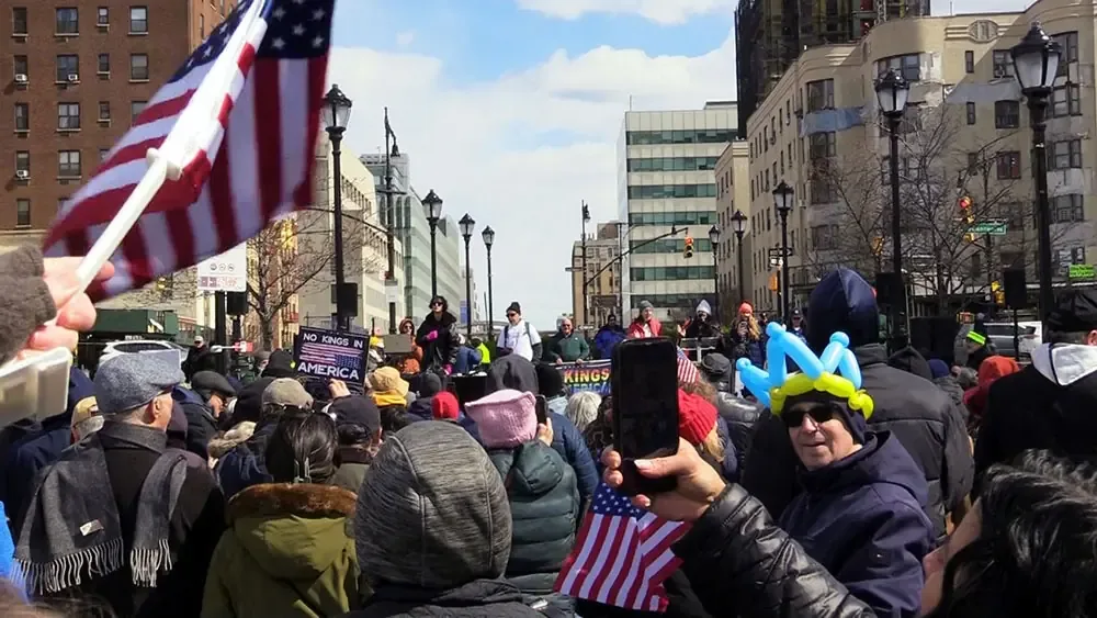 La tercera jornada nacional "No Kings" reunió a cientos en el Bronx para protestar contra las políticas de la administración Trump.