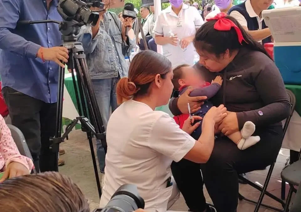 La titular de Salud en San Luis Potosí, Leticia Gómez Ordaz, supervisando la campaña de vacunación.