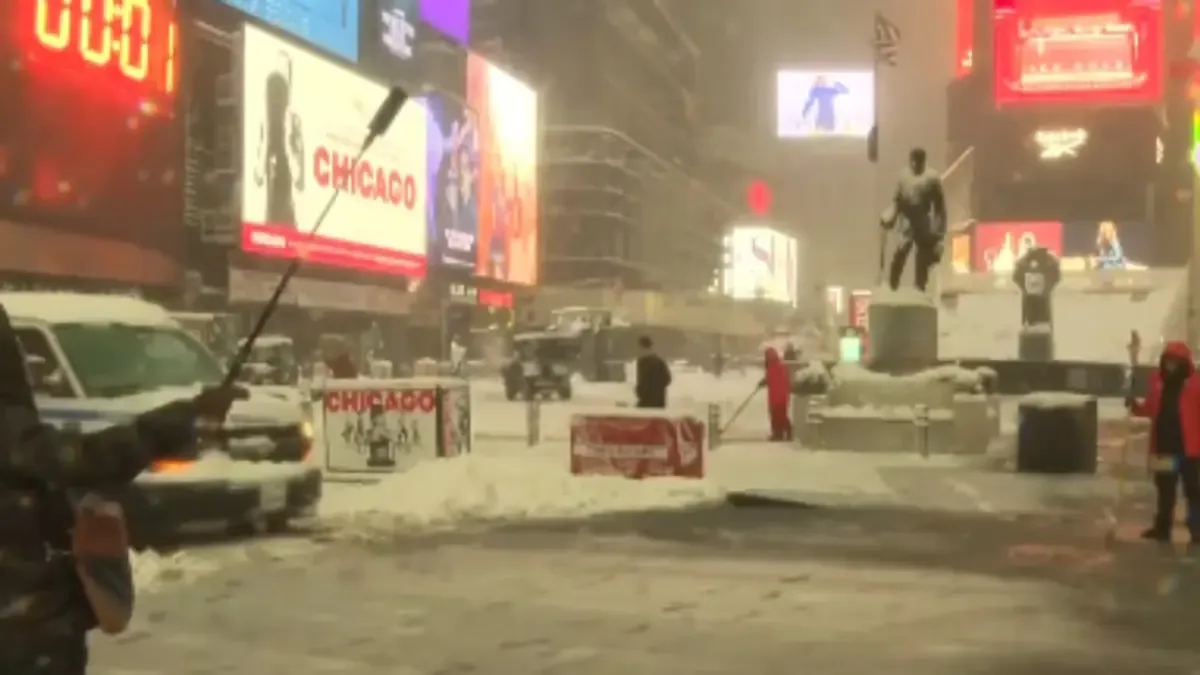 La tormenta invernal genera caos en el noreste de Estados Unidos, afectando el transporte y la seguridad pública.