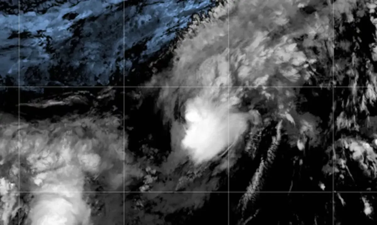 La tormenta no representa riesgo para la costa mexicana, mientras otro sistema afecta Hawái.