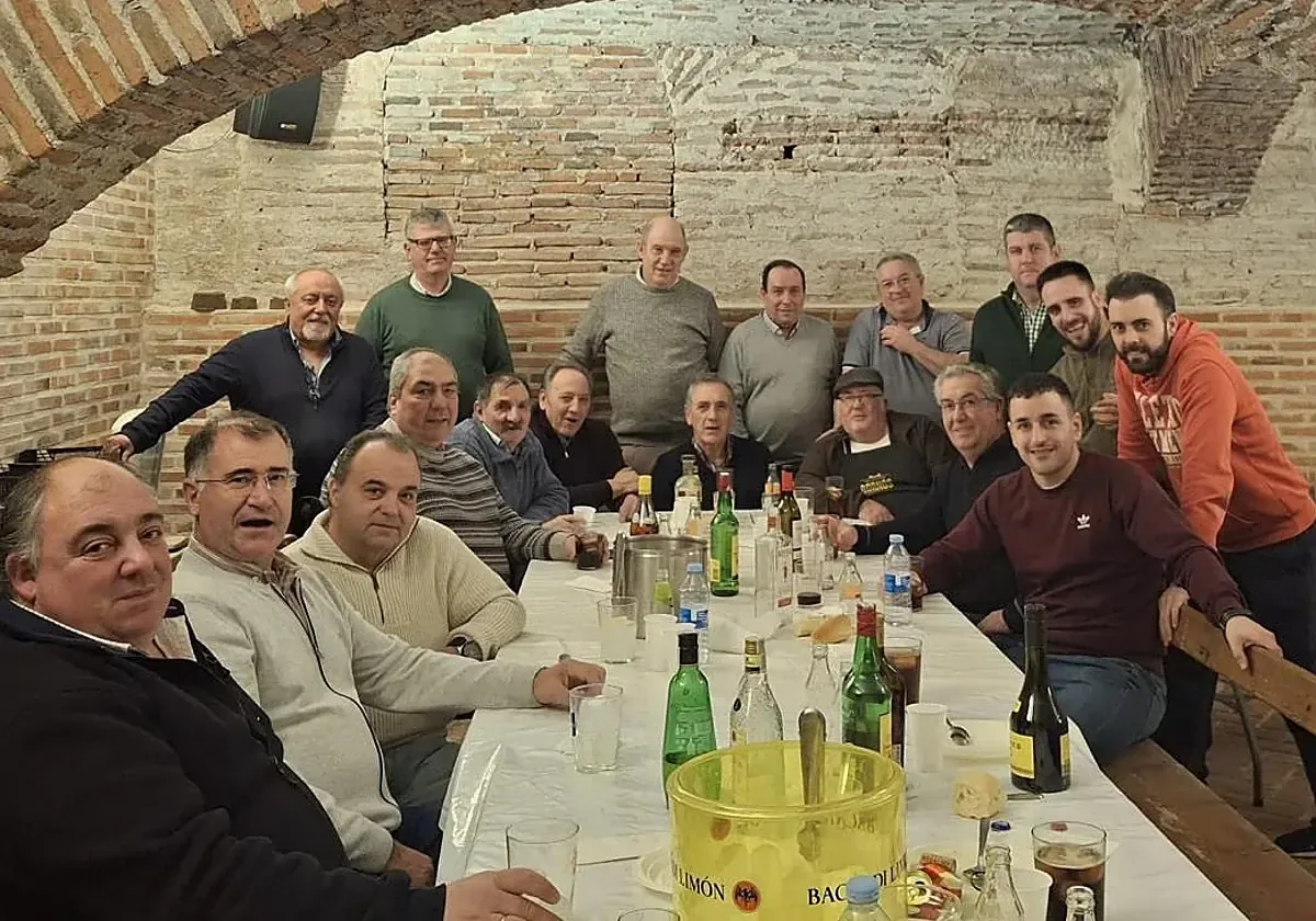 La tradición de los hombres se mantiene viva con encuentros festivos anuales en el pueblo.