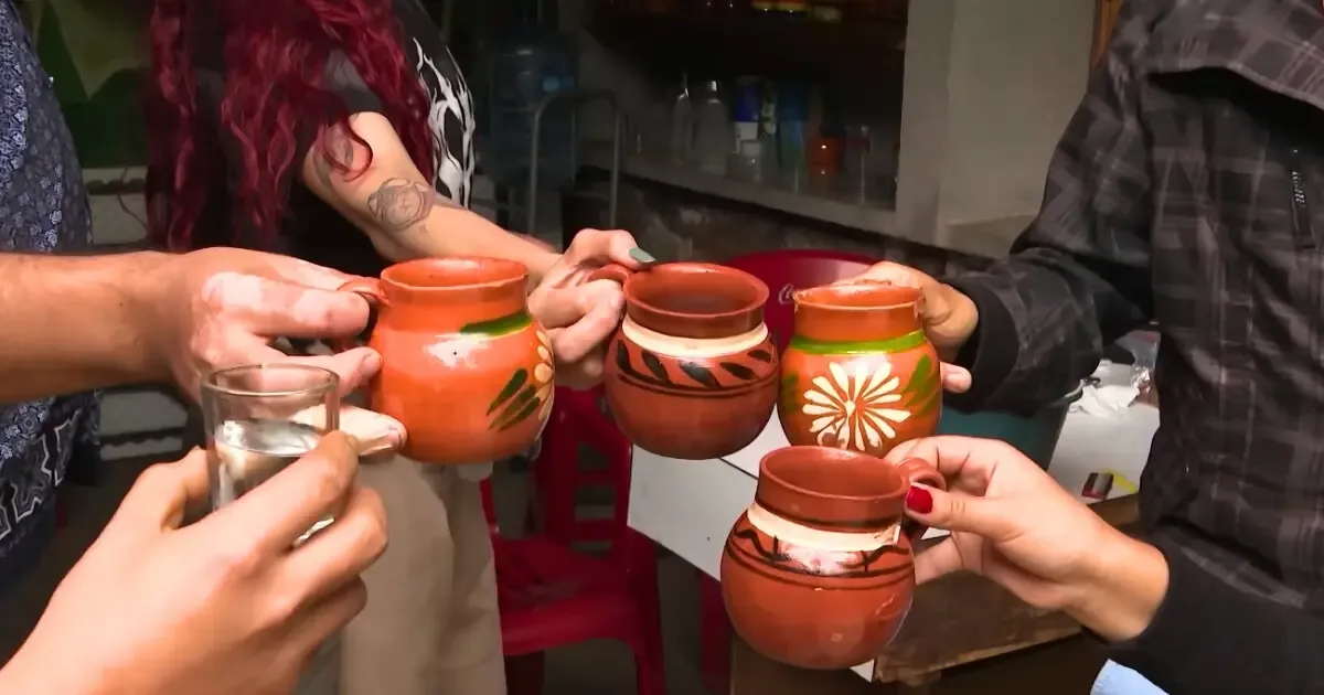 La bebida ancestral conecta a nuevas generaciones con su herencia cultural.