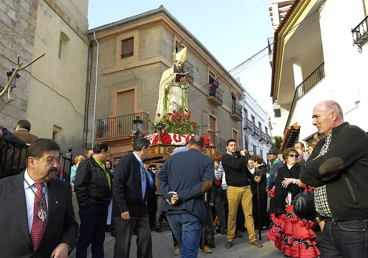La tradición local se renueva con una procesión matutina y actividades comunitarias.