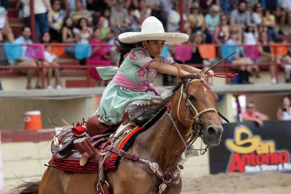 La tradición mexicana de la charrería cierra la Fiesta 2026 con música, baile y comida en un ambiente familiar.