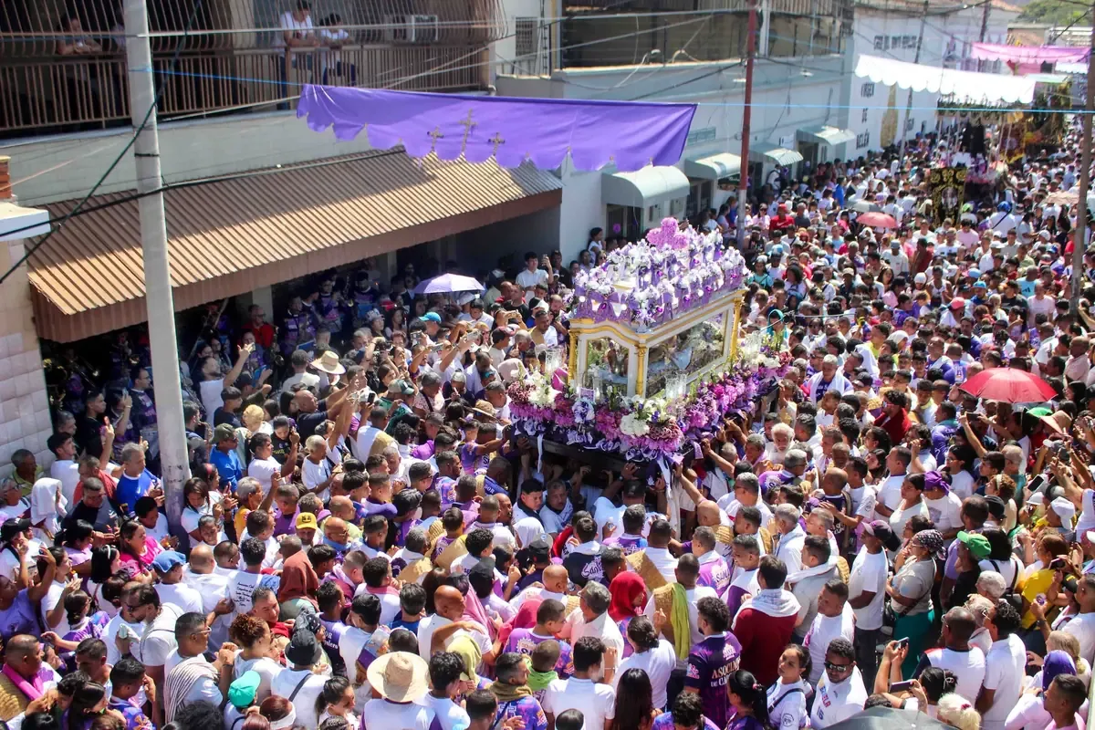 La tradición religiosa atrajo a miles de devotos a Villa de Cura para rendir homenaje a Jesús Yaciente.
