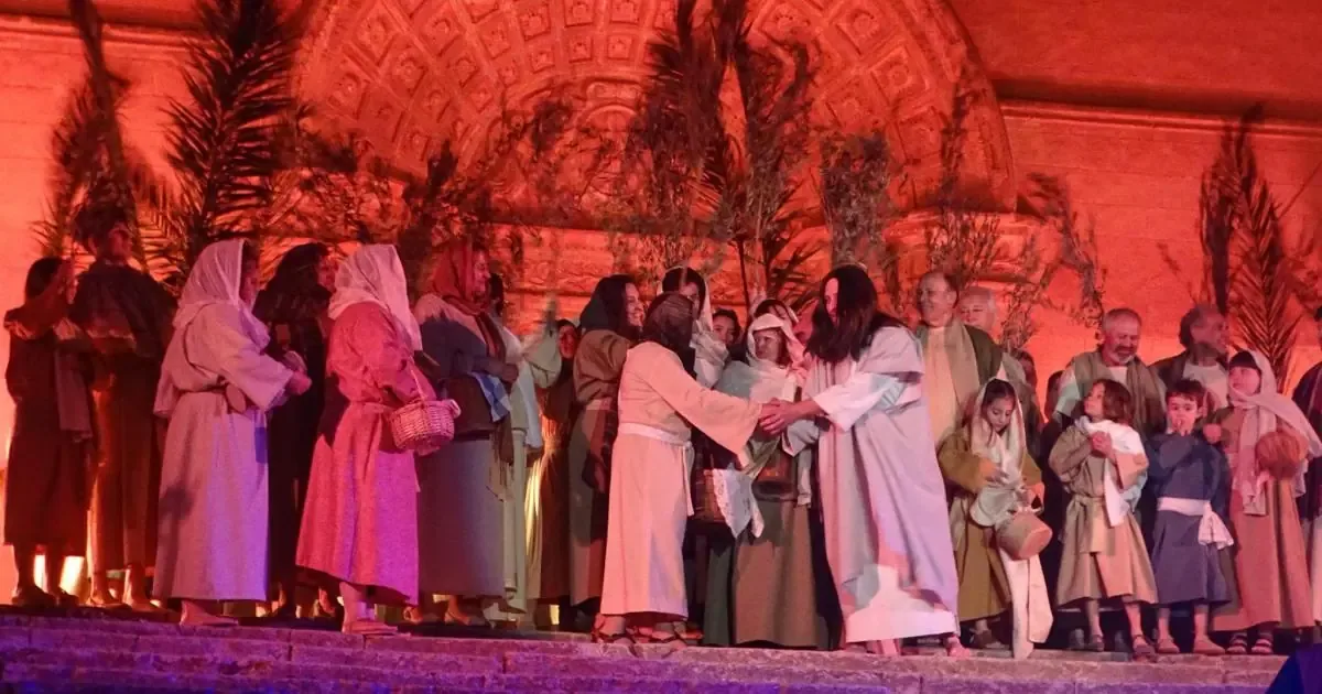 La tradición revive con más de 160 actores en una emotiva representación de la pasión de Cristo.