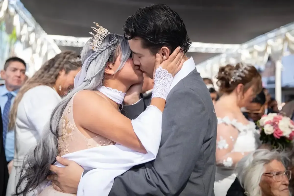 La tradicional celebración de matrimonios en avenida Revolución refuerza la unión entre las parejas.