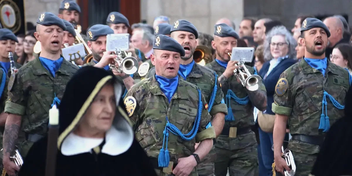 La tradicional celebración reunió a numerosas cofradías y cuerpos militares en Pontevedra.