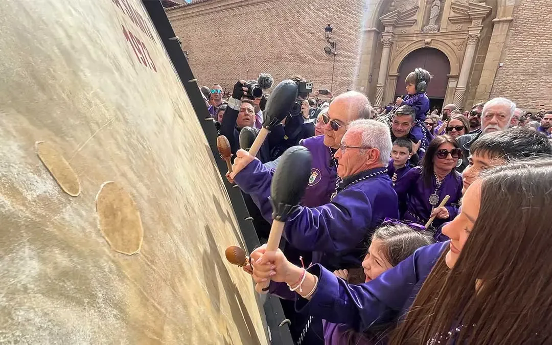 La tradicional festividad de Calanda reunió a cientos de visitantes y tamborileros y destacó la emotiva participación de la familia Lahoz.