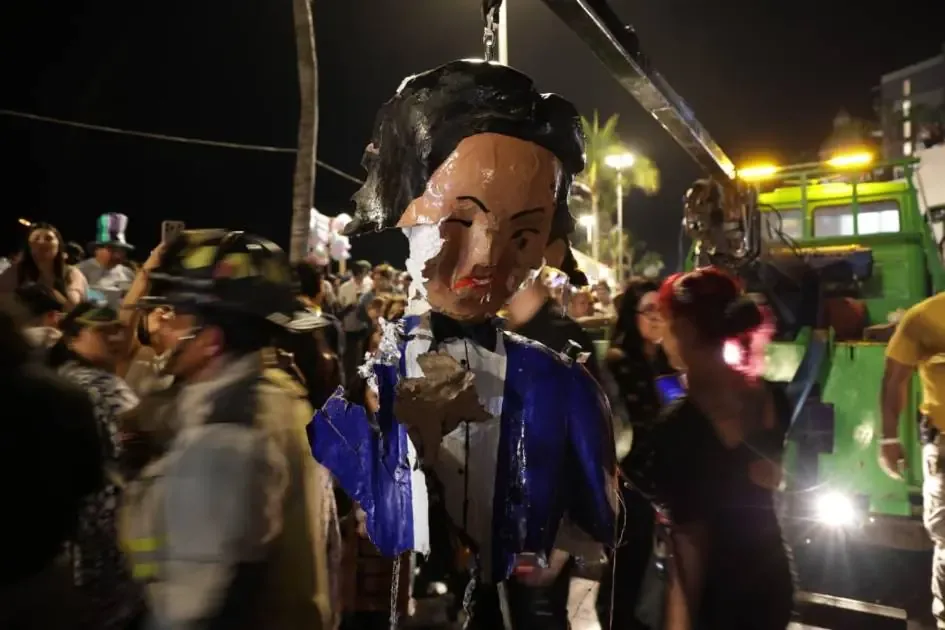 La tradicional Quema del Mal Humor desata risas y celebración en el Carnaval de Mazatlán con una inesperada explosión.