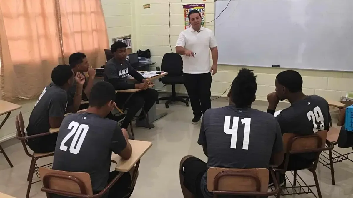La transformación de academias en centros educativos refuerza el entrenamiento de los peloteros.