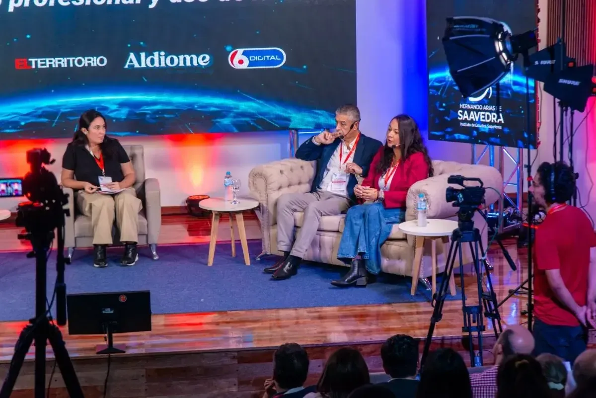 Expertos analizan la formación periodística y los retos de la desinformación.