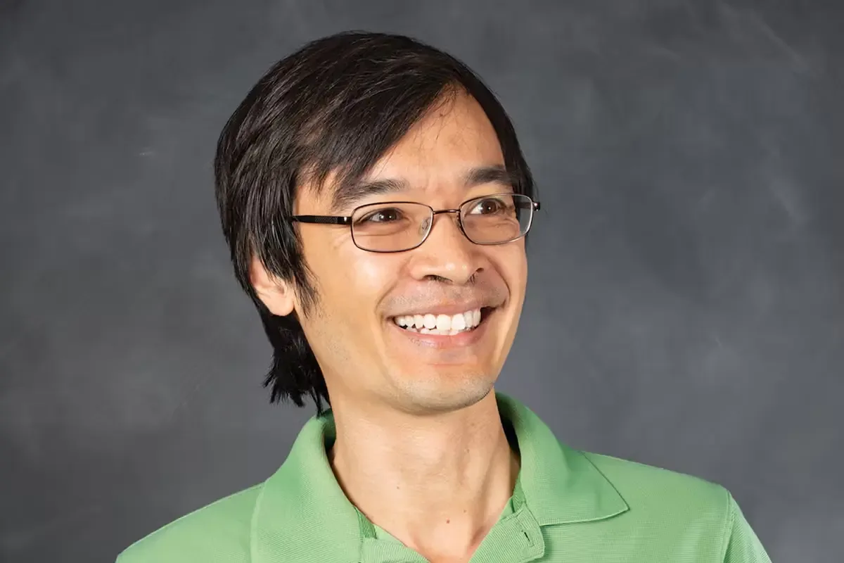 Terence Tao, considerado uno de los matemáticos más brillantes, continúa su labor investigativa en UCLA a sus 51 años.