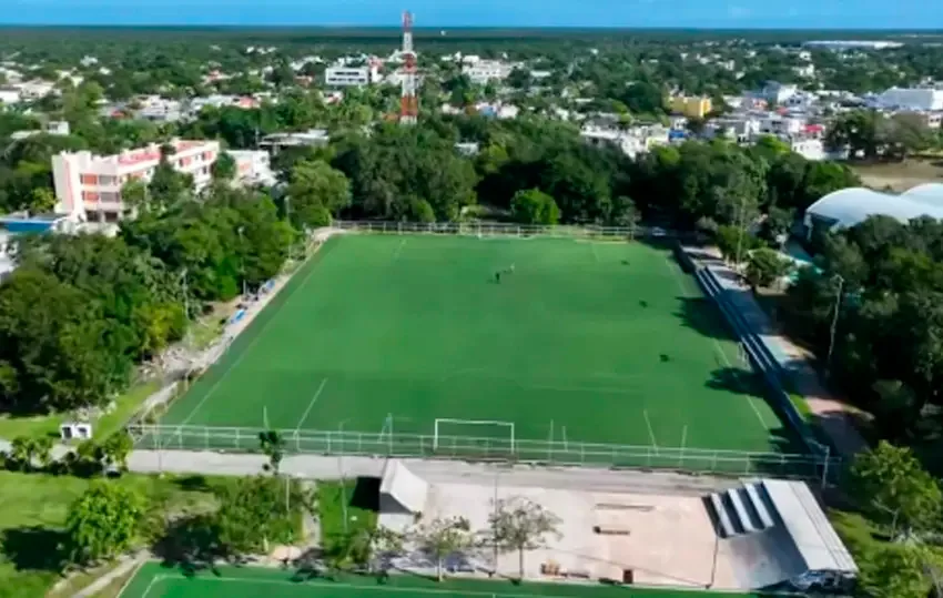 La Unidad Deportiva de Tulum en proceso de modernización, beneficiando a la comunidad.