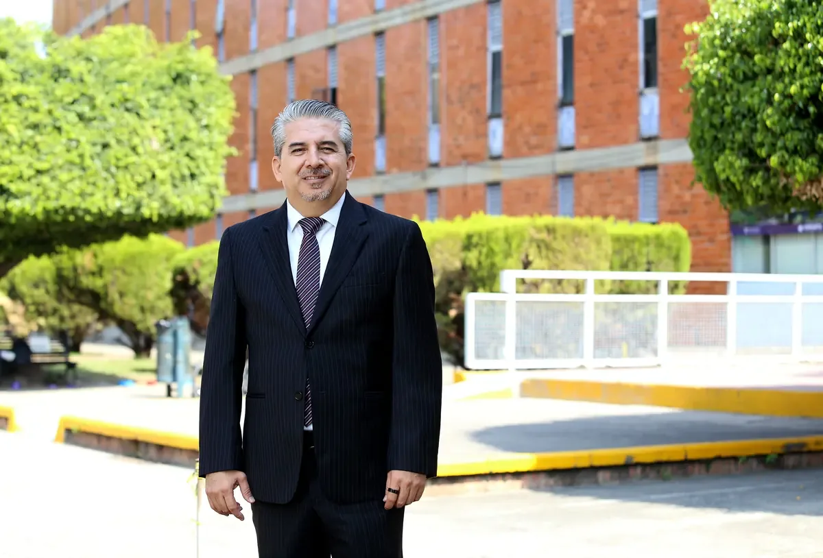 La universidad destaca en infraestructura, tecnología y programas académicos de calidad.