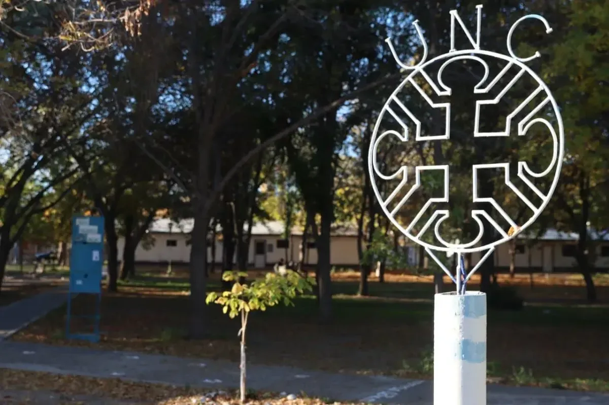 La Universidad Nacional del Comahue se prepara para elegir nuevas autoridades, con un cronograma electoral definido y múltiples candidatos.