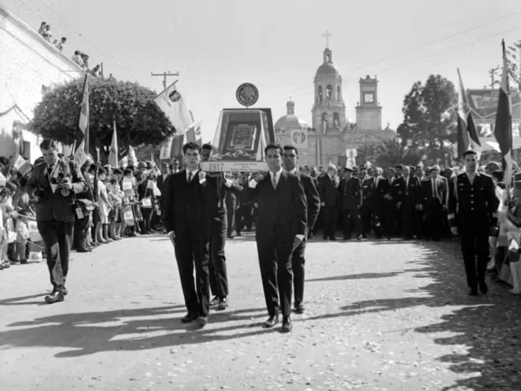 La urna que contiene la Constitución de 1917 durante su traslado en Querétaro.