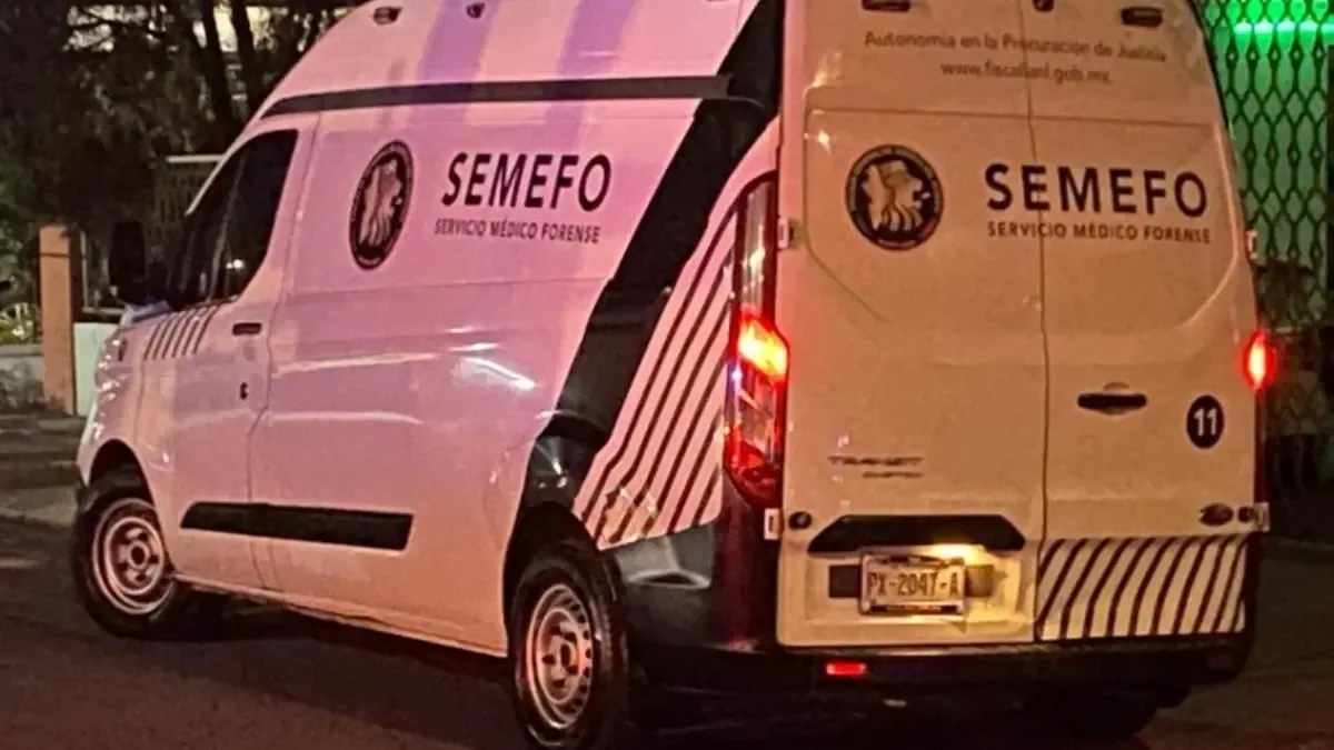 La víctima fue hallada en el porche de un domicilio tras una aparente agresión con arma blanca.