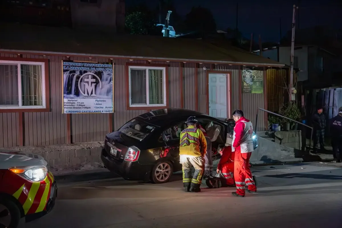 La víctima fue impactada por un disparo en la cabeza mientras conducía su automóvil.