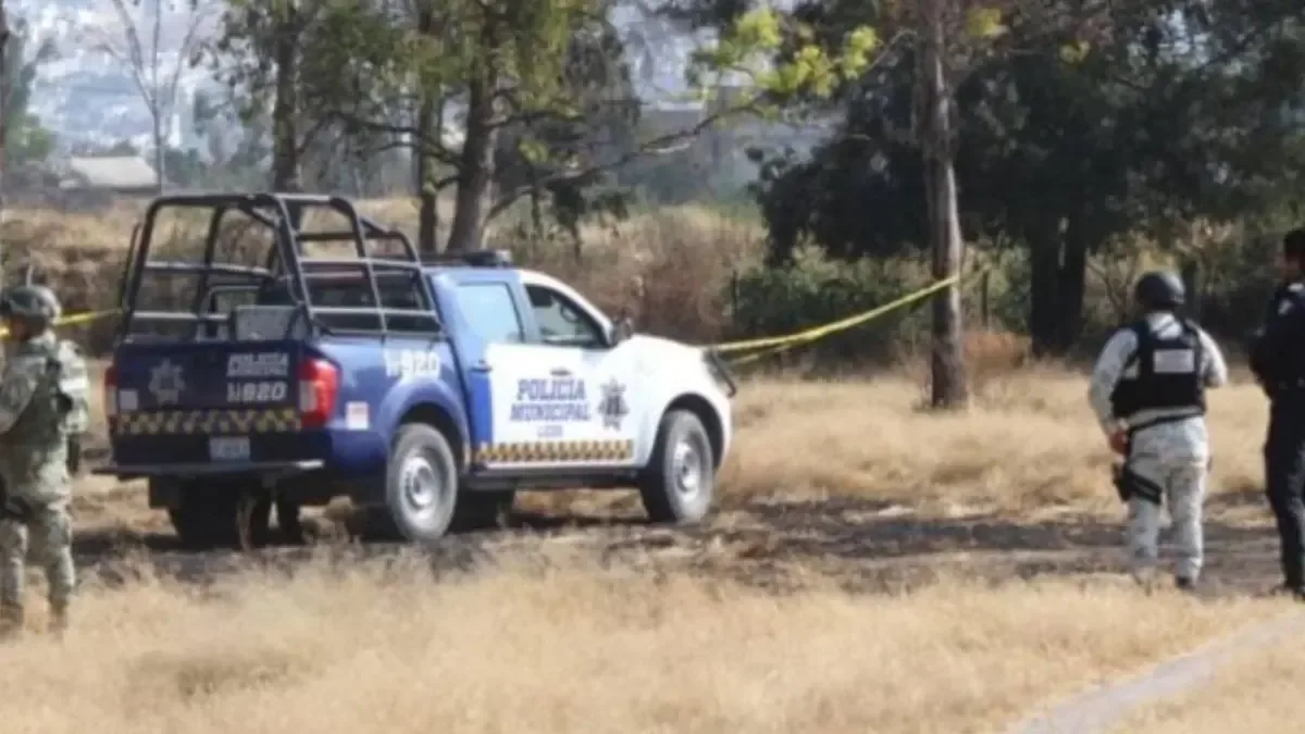 La víctima presenta huellas de violencia y lesiones por arma de fuego.