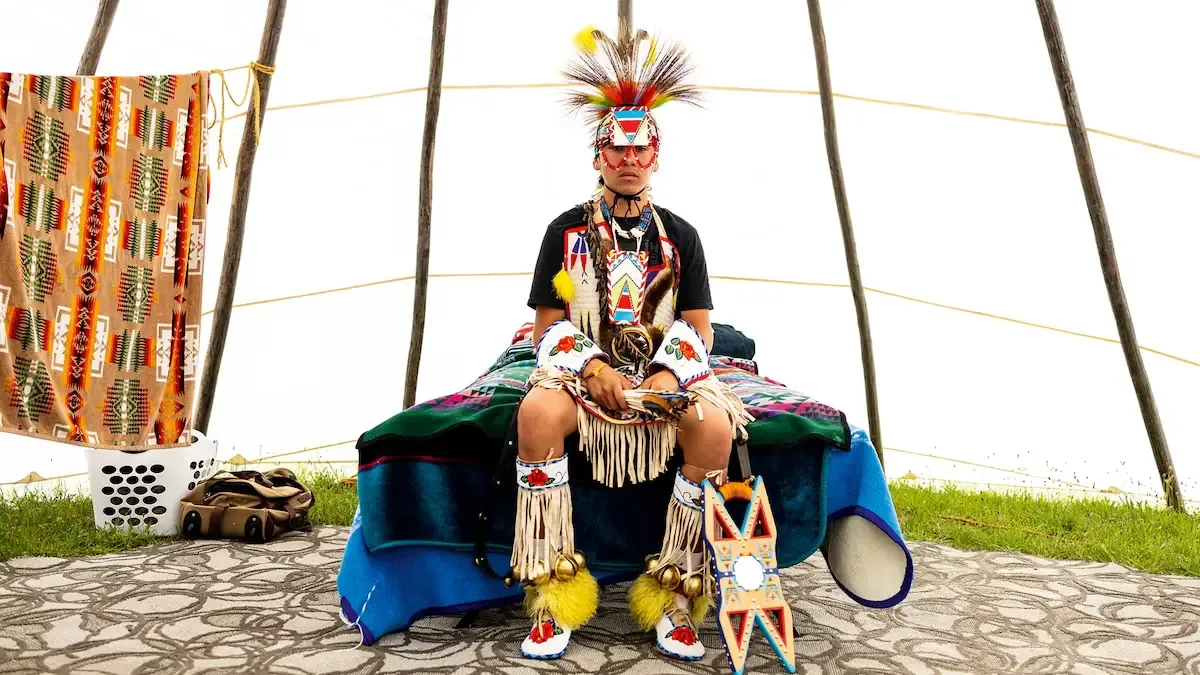 La vestimenta de powwow refleja tradiciones familiares y significados profundos.