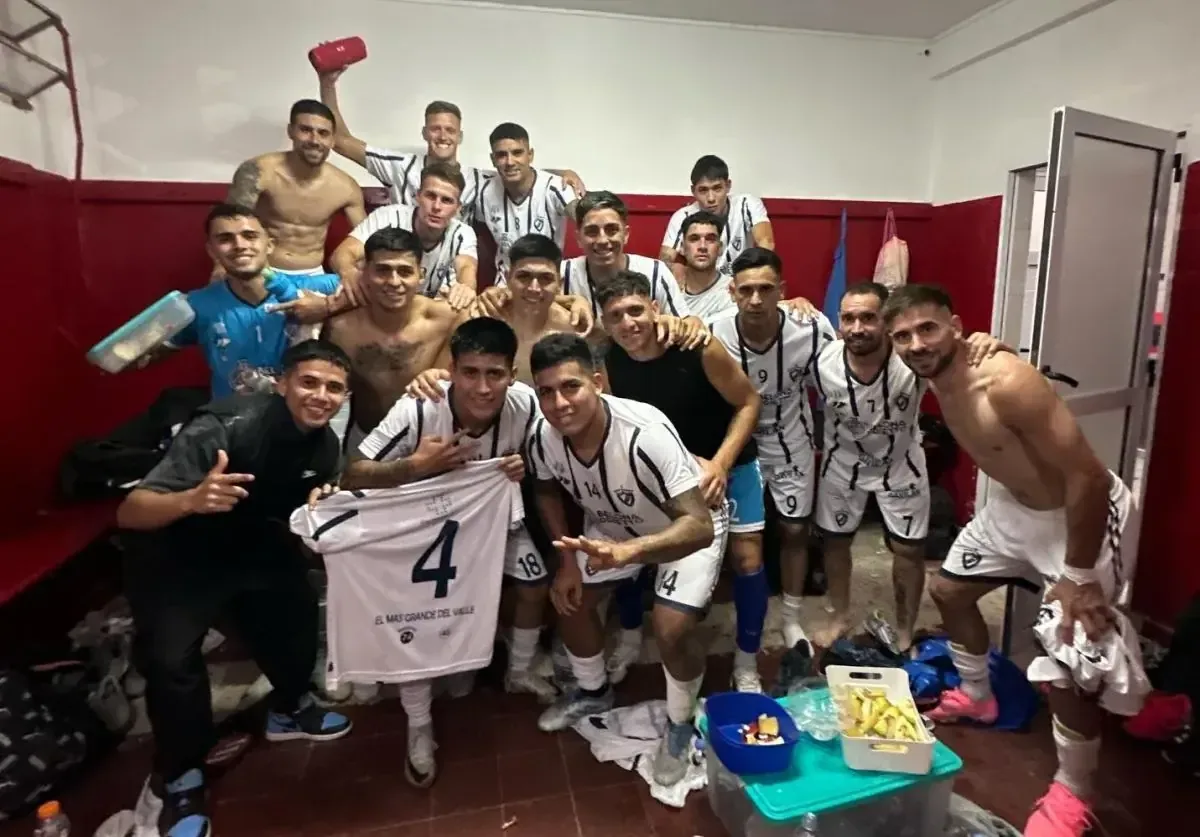 La victoria 4-0 sobre Academia Pillmatún posiciona al campeón como puntero de la Liga Confluencia.