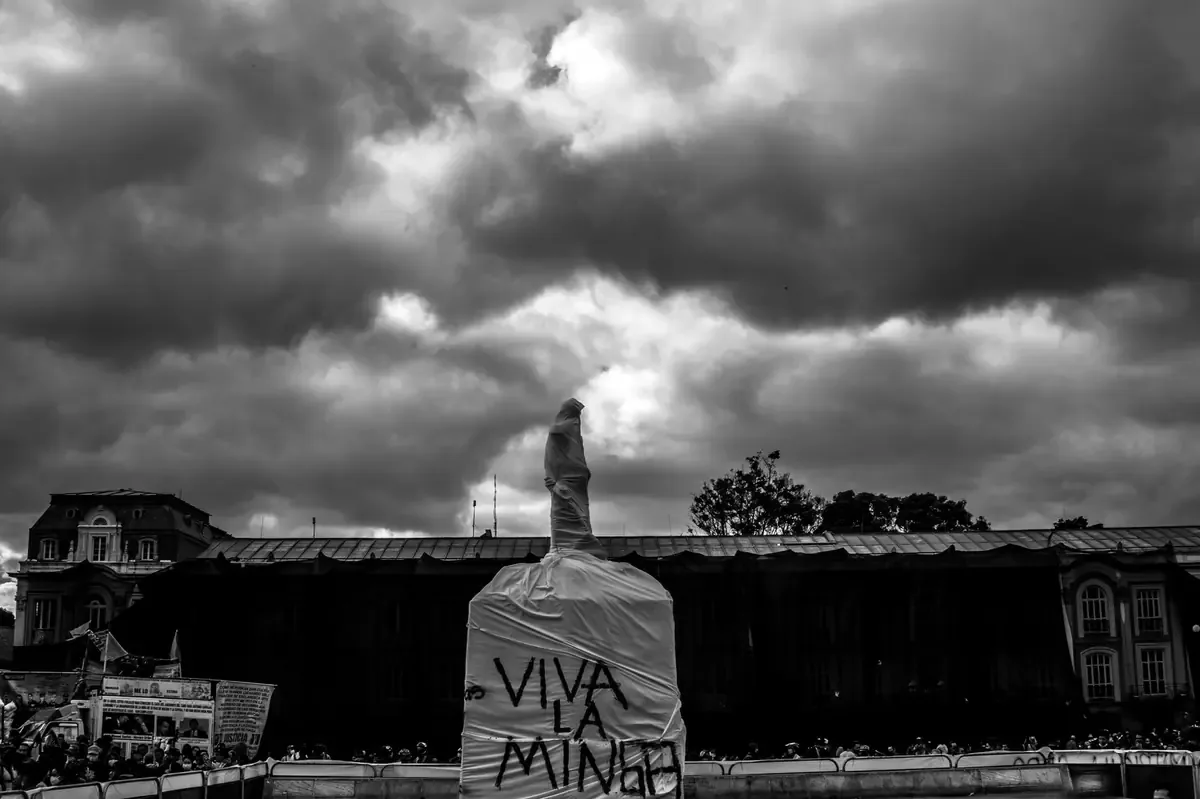 La biografía de Blanca Varela resalta su legado literario y su voz única en la poesía contemporánea.
