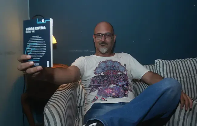 El poeta Eduardo Ribé presenta su obra que conecta memorias con experiencias digitales.
