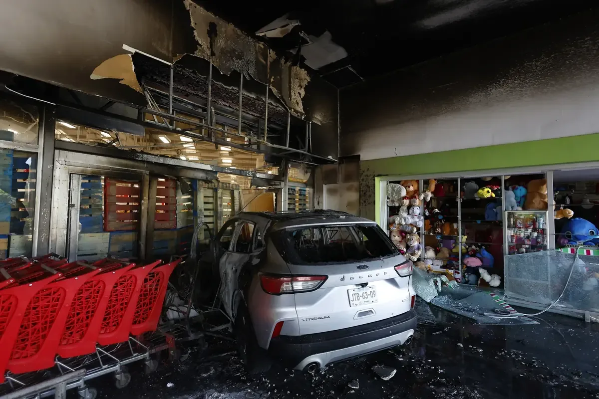 La violencia desatada por los enfrentamientos ha llevado a suspensiones masivas de actividades en diversas áreas en el occidente de México.