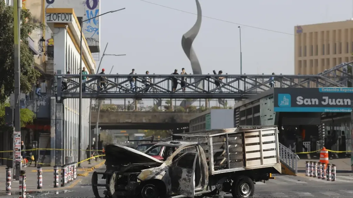 La violencia en México provoca cancelaciones de vuelos y crisis para viajeros en riesgo.
