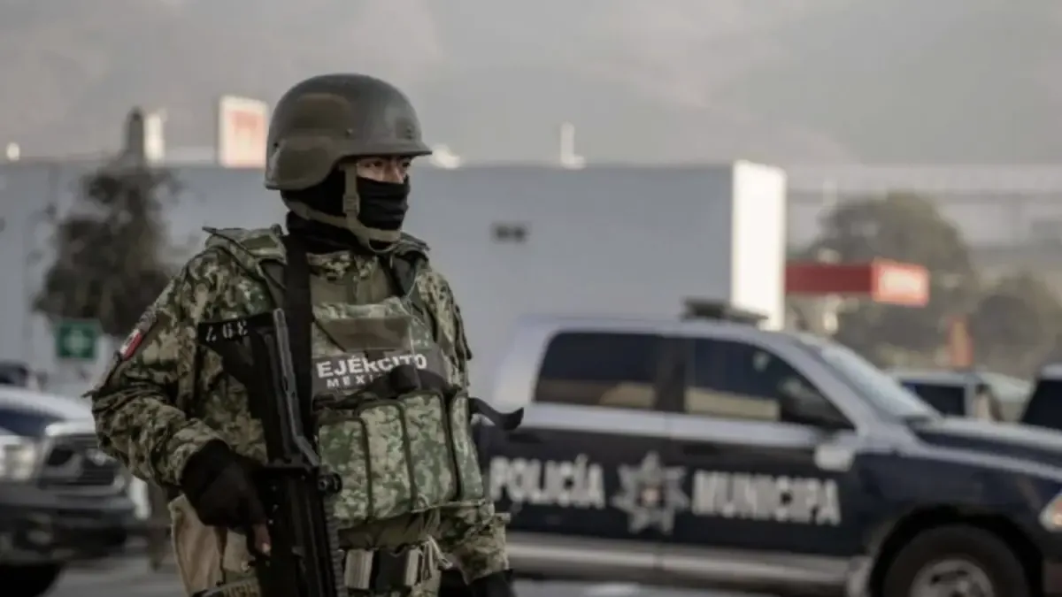 La violencia en Oaxaca aumenta tras el homicidio de tres individuos en un incidente afuera de un establecimiento nocturno.
