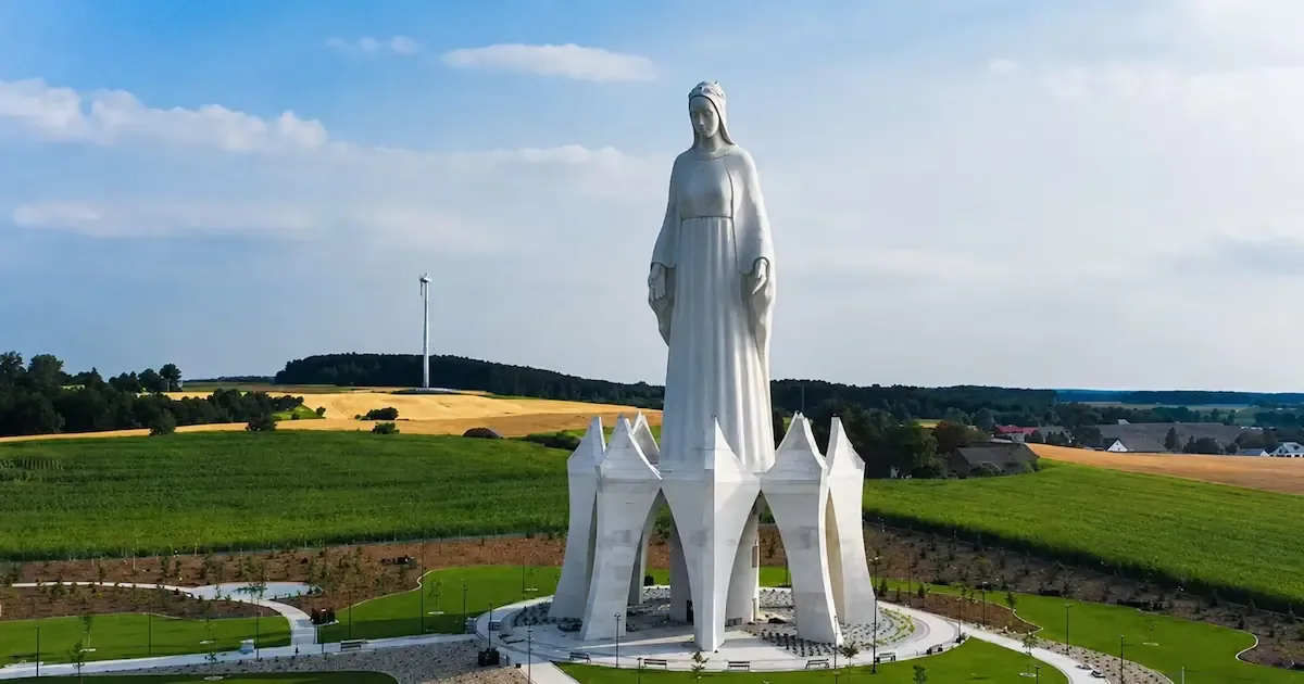 La monumental estatua atraerá turismo y cambiará la dinámica local en Konotopie.
