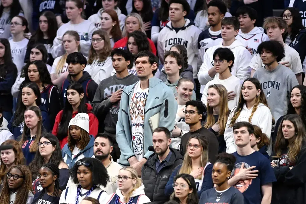 La visita del exjugador de la NBA generó anécdotas y un guiño al futuro de UConn.