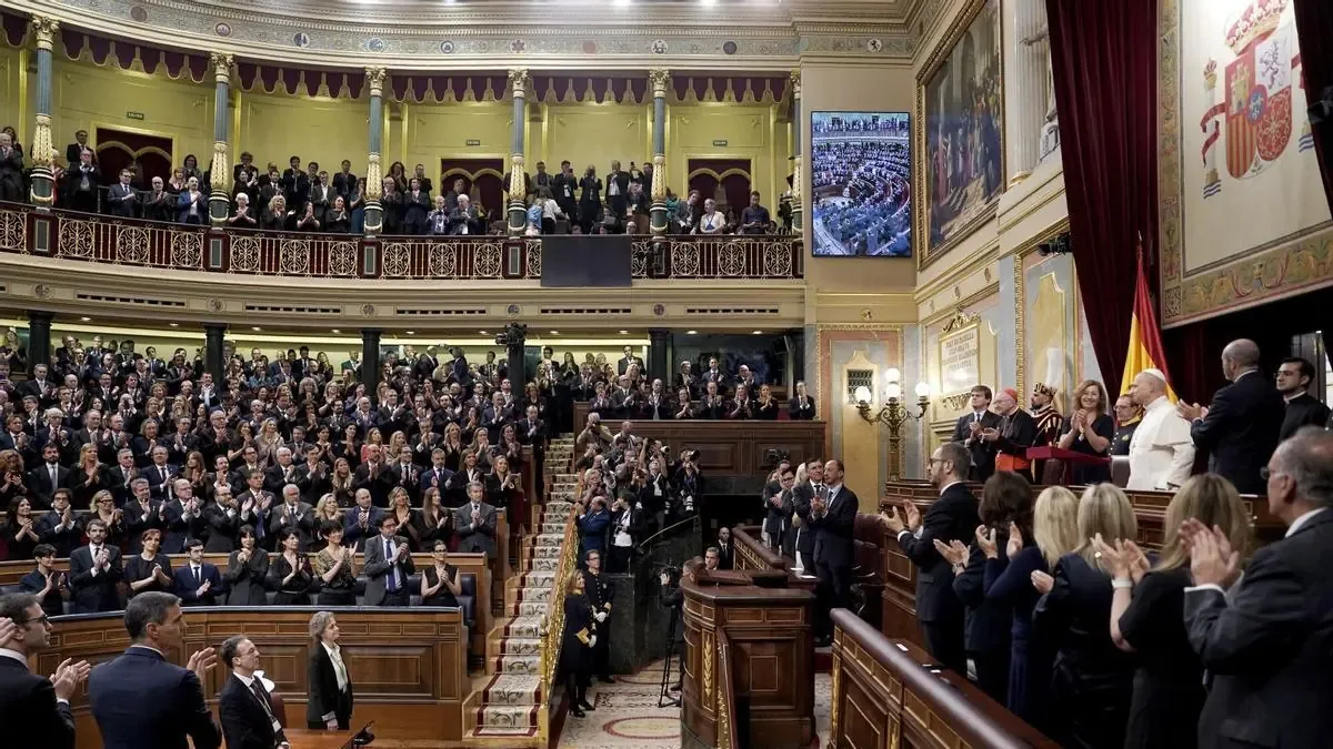 La llegada del pontífice se convierte en un respiro para el Ejecutivo en medio de la crisis política y judicial.