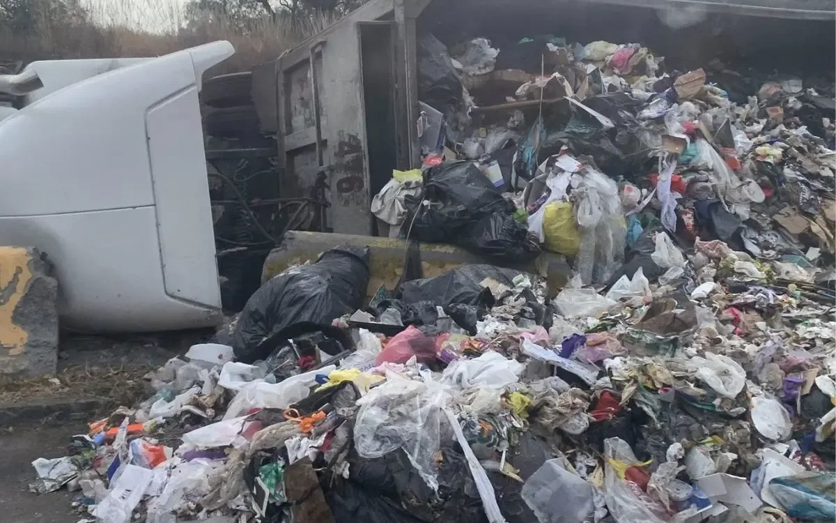 La volcadura de un camión de basura provoca caos vial en Nicolás Romero.
