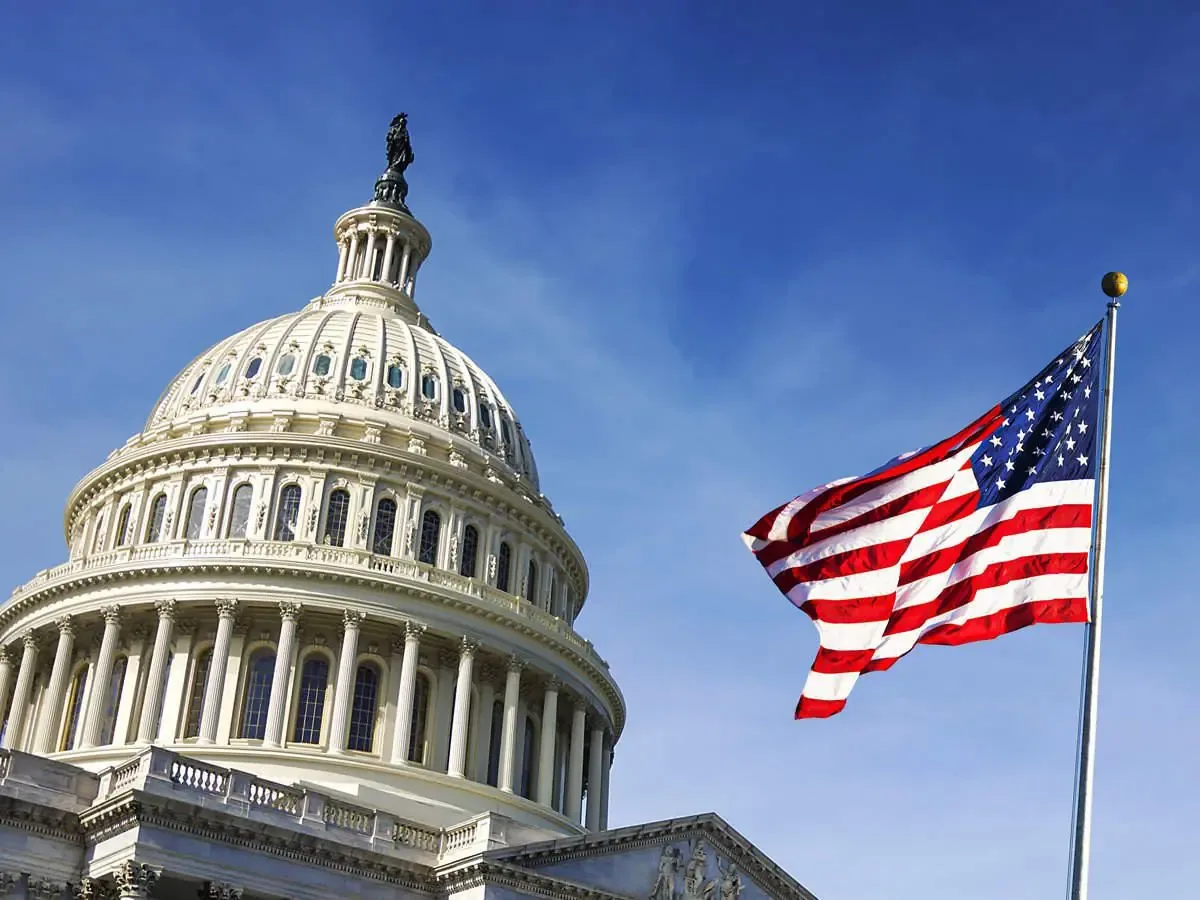 La votación permite reiniciar operaciones del DHS pero frena el financiamiento del ICE.