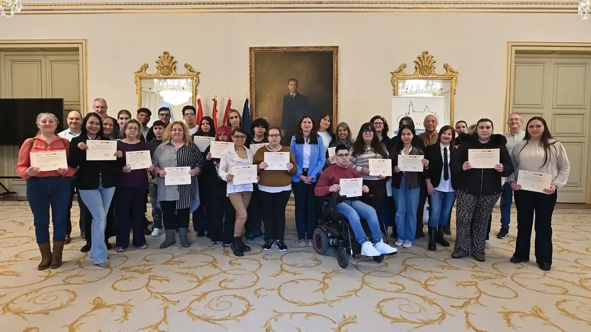 Este proyecto promueve la inserción laboral a través de formación específica en diversas áreas.