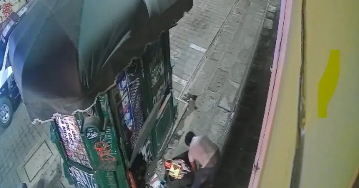 Un hombre sustrajo cajas de estampas de fútbol en el Centro Histórico mientras una patrulla pasaba por el lugar.