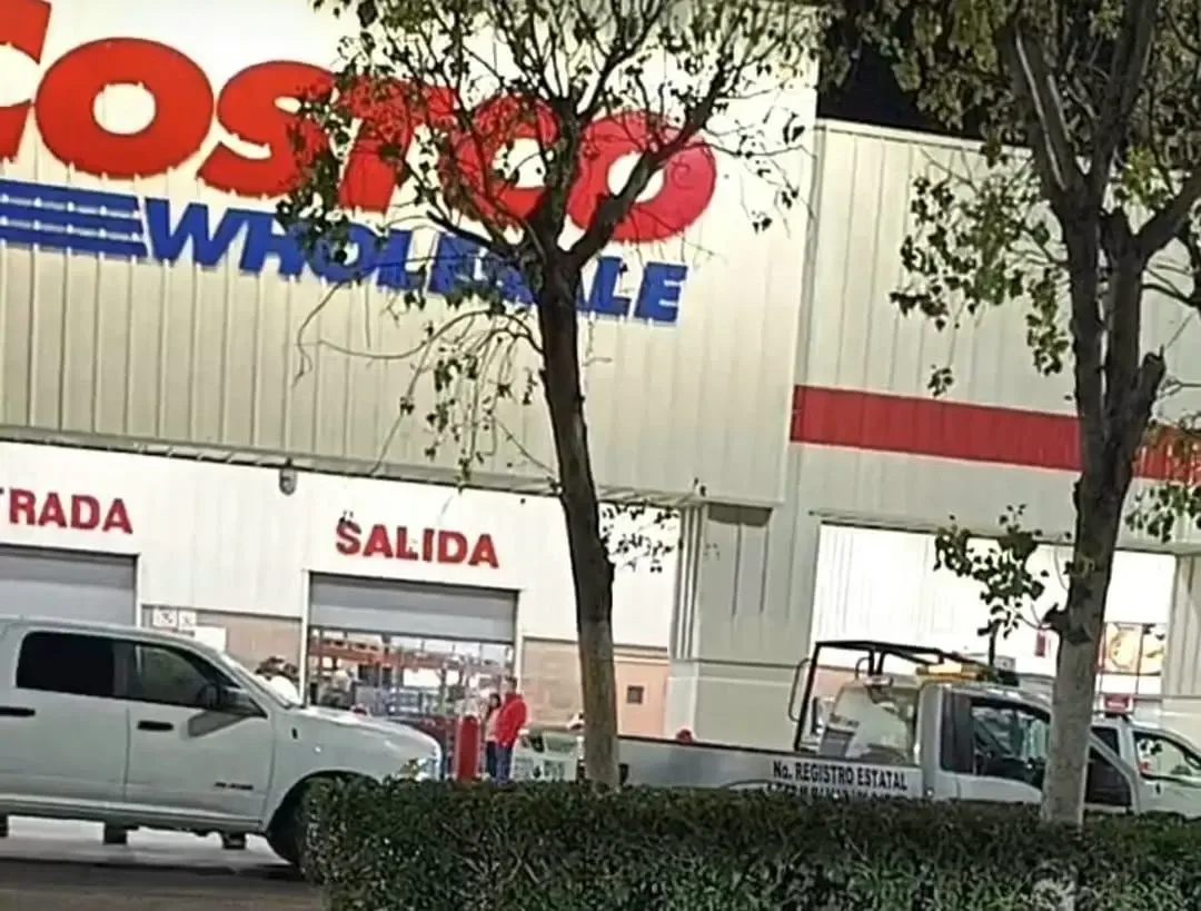 Ladrones armados consuman un asalto en la tienda Costco de Celaya.